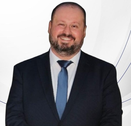 الأستاذ منصور يزبك